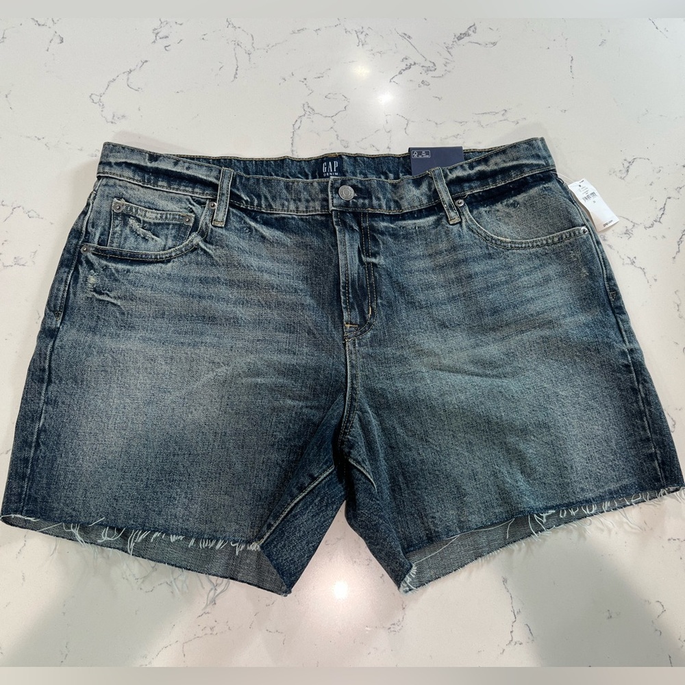 NWT GAP Mid-rise 5” Denim Short Women’s 33
